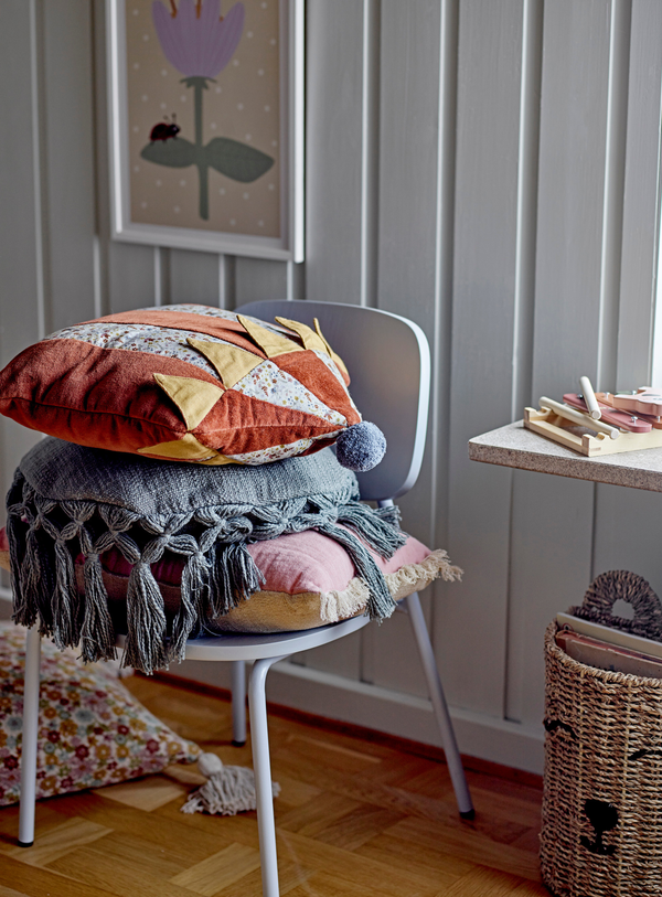 Bunte Kinderzimmer-Illustration im Kiefernrahmen