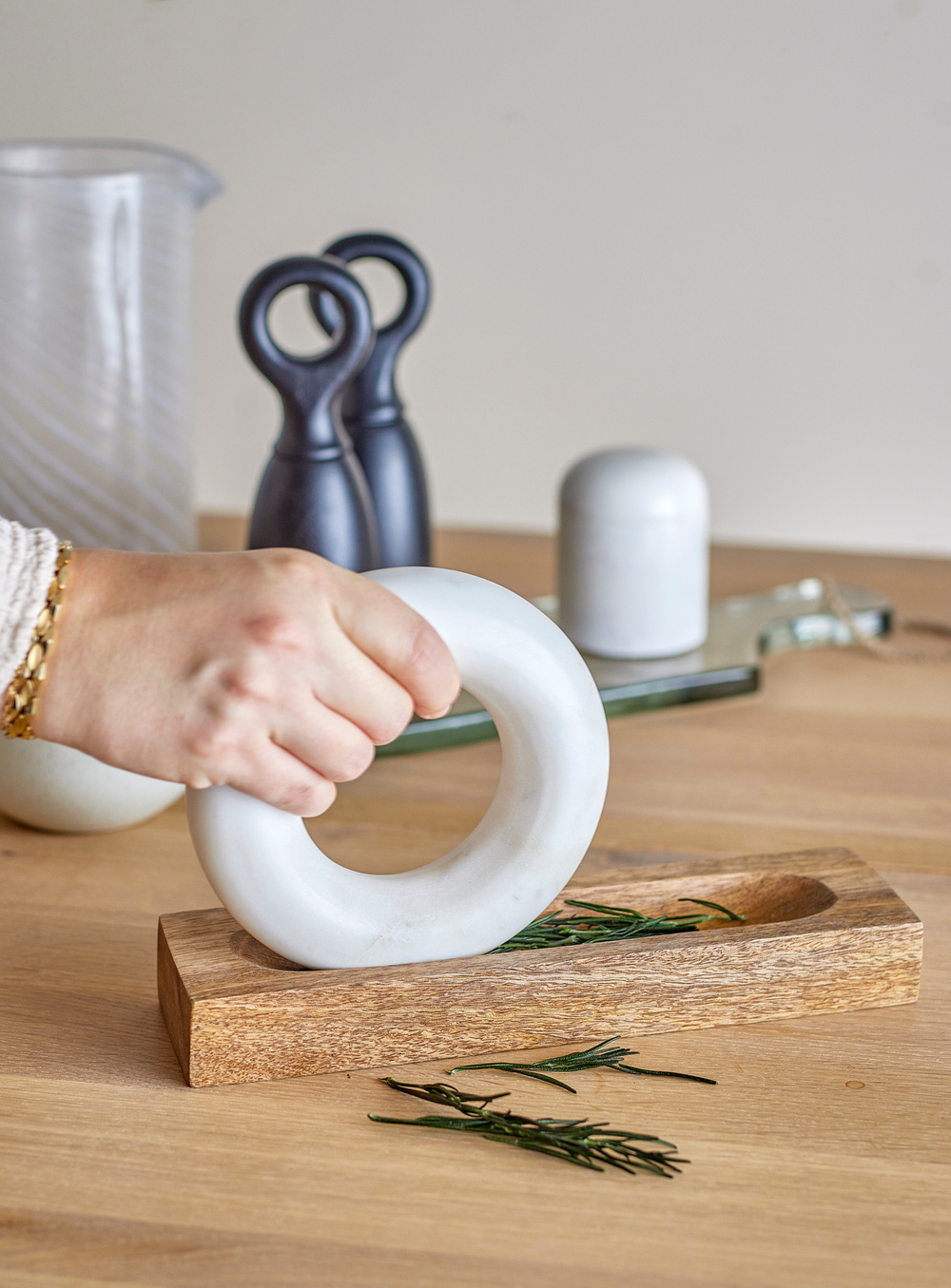 Manuella Mörser und Stößel aus Mangoholz und Marmor