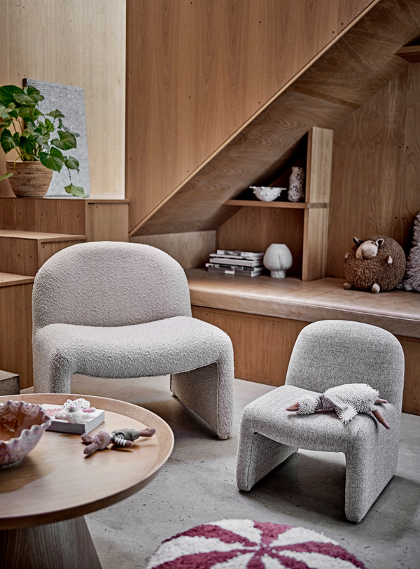 Bouclé-Loungesessel in Natur mit skulpturaler Form