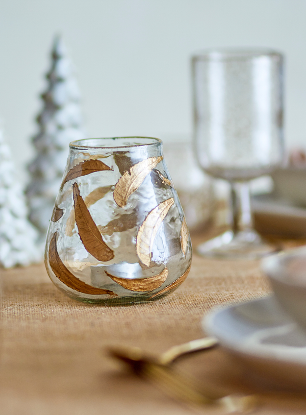 Teelichthalter mit goldfarbenen Blättern aus recyceltem Glas