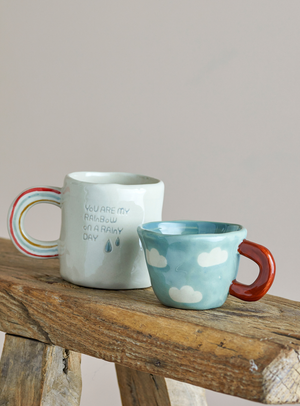 Blaue Steingut-Tasse mit handbemalten Wolken