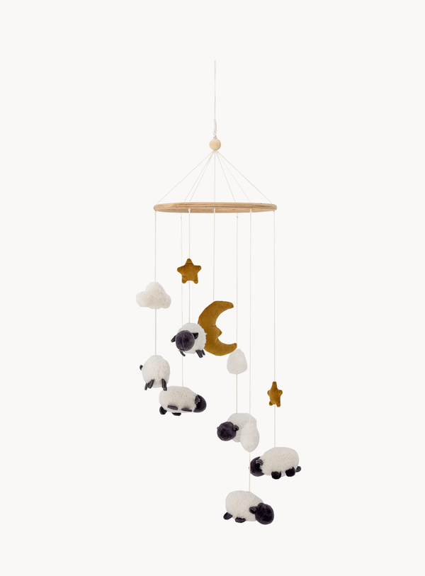 Weißes Mobile mit weichen Schafen