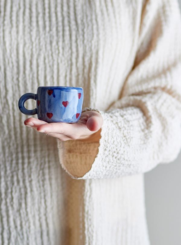 Blaue Steingut-Tasse mit roten Herzchen