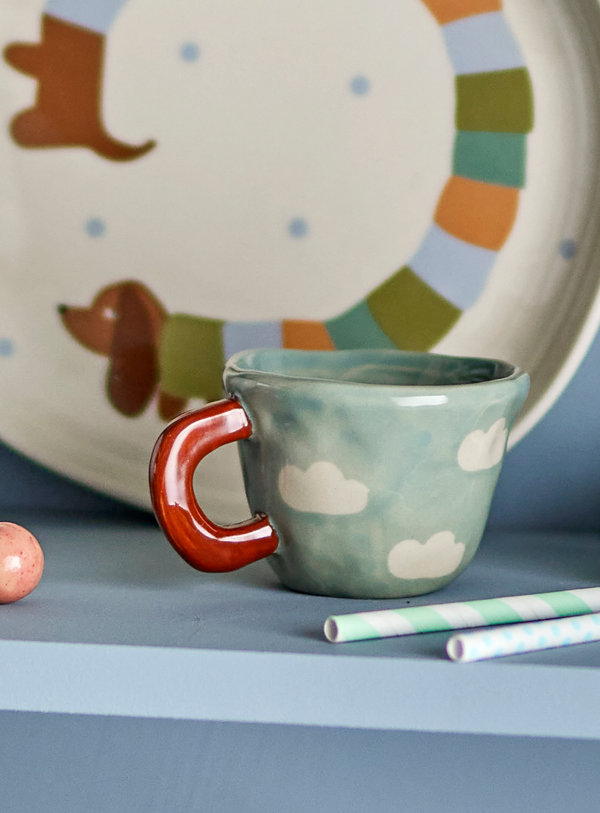 Blaue Steingut-Tasse mit handbemalten Wolken