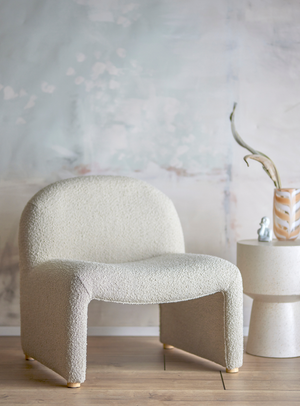 Bouclé-Loungesessel in Natur mit skulpturaler Form
