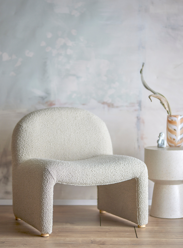 Bouclé-Loungesessel in Natur mit skulpturaler Form