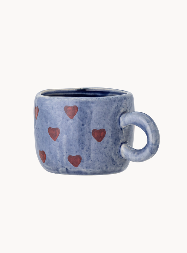 Blaue Steingut-Tasse mit roten Herzchen