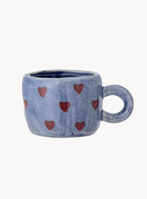 Blaue Steingut-Tasse mit roten Herzchen