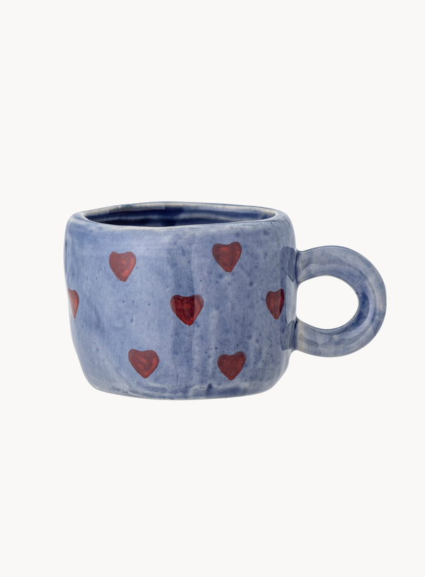 Blaue Steingut-Tasse mit roten Herzchen
