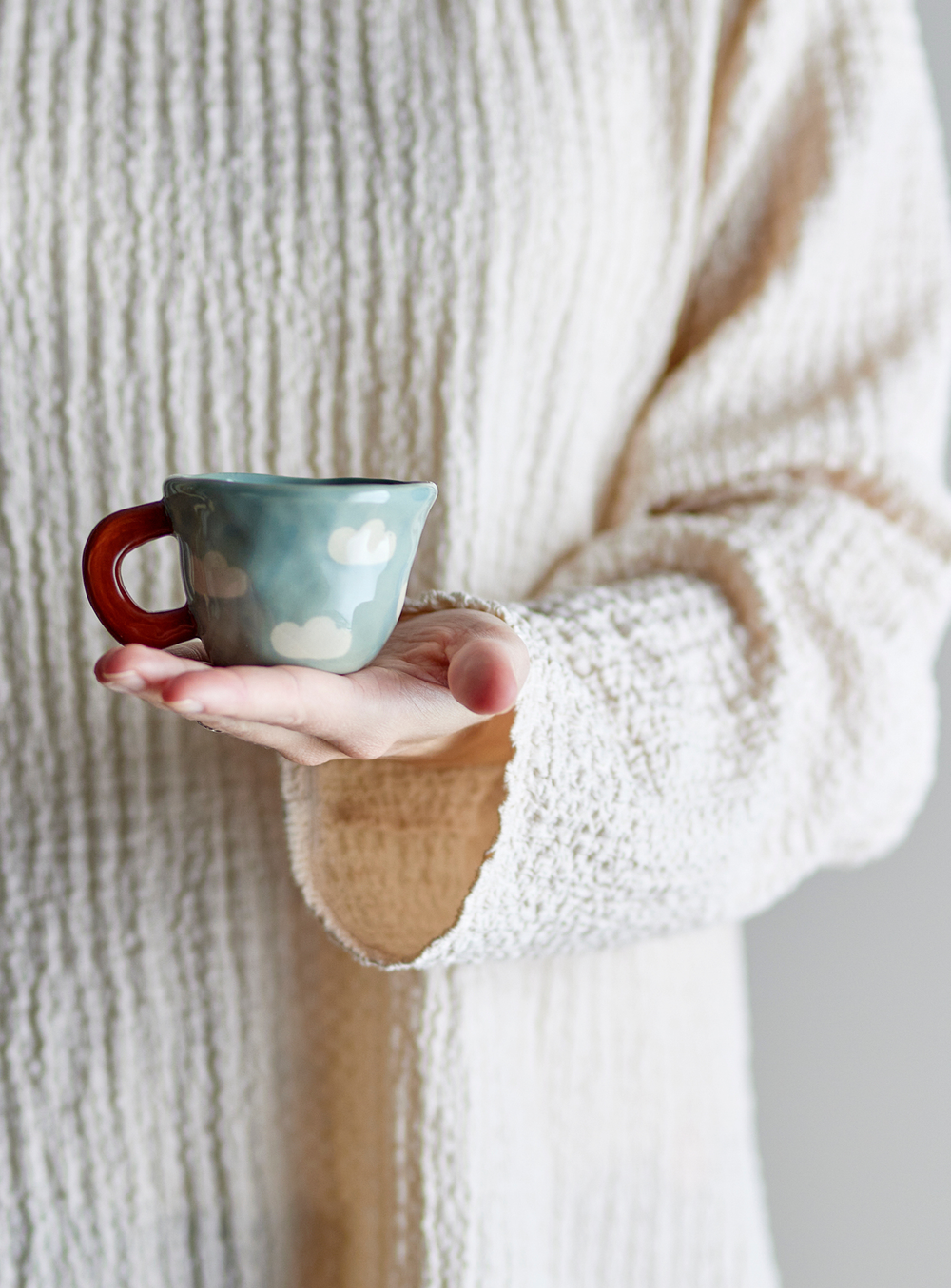 Blaue Steingut-Tasse mit handbemalten Wolken