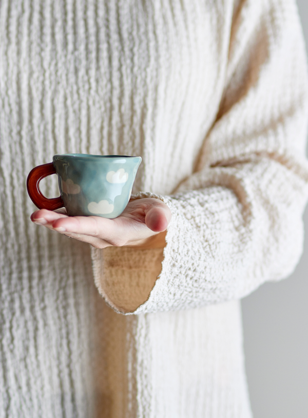 Blaue Steingut-Tasse mit handbemalten Wolken