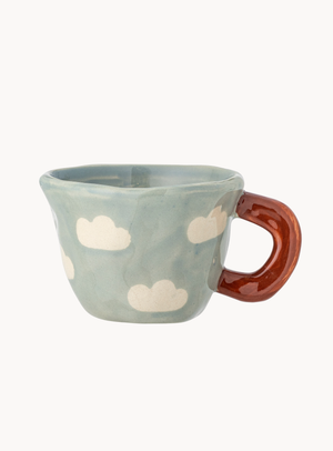 Blaue Steingut-Tasse mit handbemalten Wolken