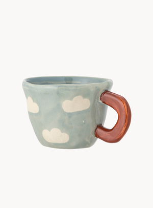 Blaue Steingut-Tasse mit handbemalten Wolken