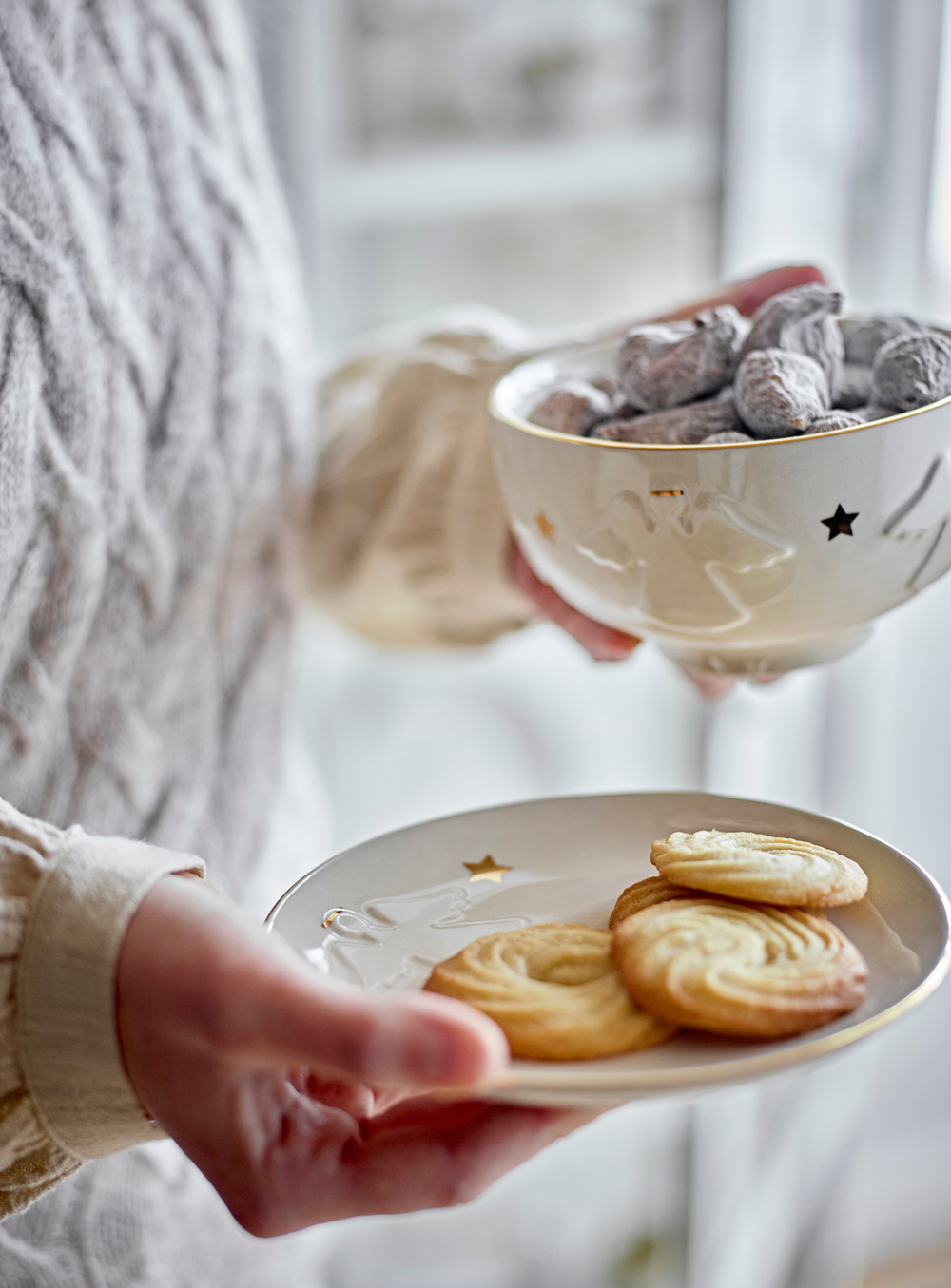 Weißer Steingut Teller mit Engel und Goldrand