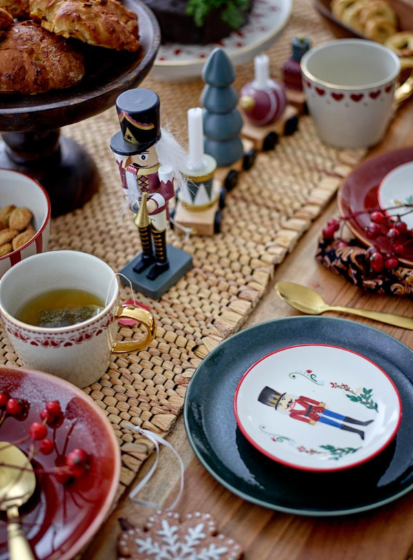 Deko-Zug mit Nussknacker und Kerzenhaltern