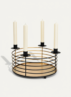 Adventsgesteck aus schwarzem Metall mit vier Kerzenhaltern