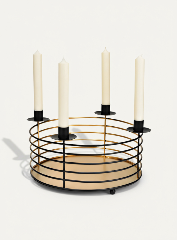 Adventsgesteck aus schwarzem Metall mit vier Kerzenhaltern