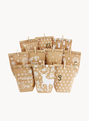 Adventskalender aus Papier und Pappe in Braun und Weiß